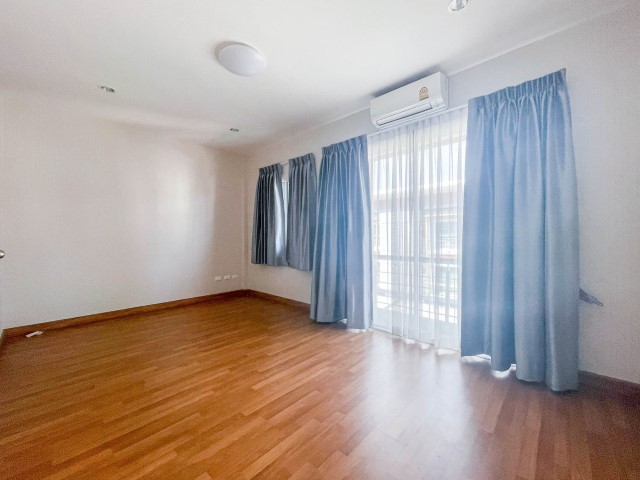 *****ทาวน์โฮมมือสอง ม.ชวนชื่นโมดัส วิภาวดี เนื้อที่กว้างขวางมากถึงเกือบ 25 ตร.ว. ฟังก์ชัน 3 ห้องนอน 3 ห้องน้ำ หน้าบ้านจอดรถได้ 2 คัน บ้านสไตล์ Home Office บนทำเลแห่งการเดินทาง ใกล้ฟิวเจอร์พาร์ค รังสิต และทางด่วน "อุตราภิมุข" ในราคาคุ้มสุดในย่าน!